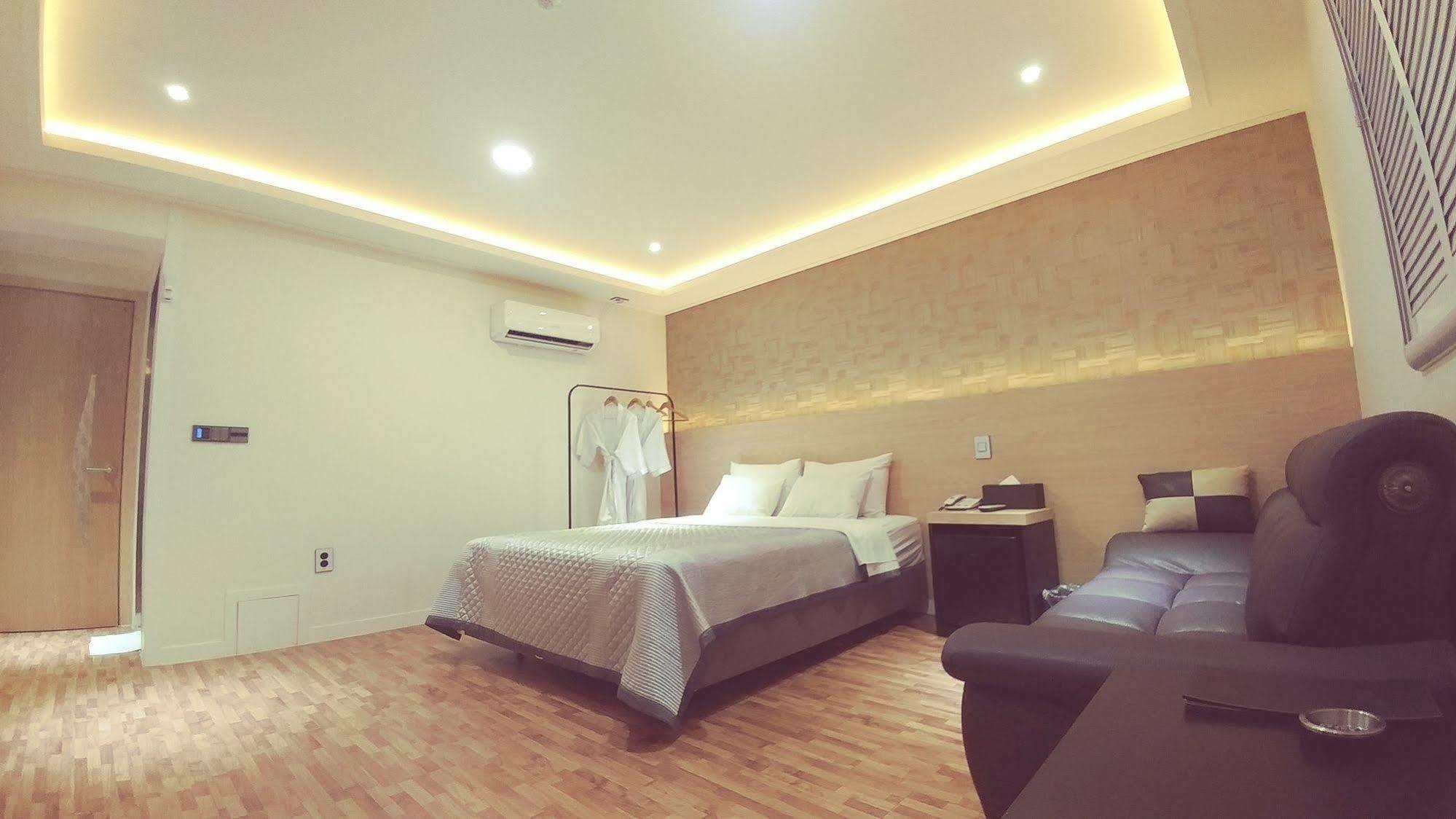 White Hotel Сувон Екстер'єр фото
