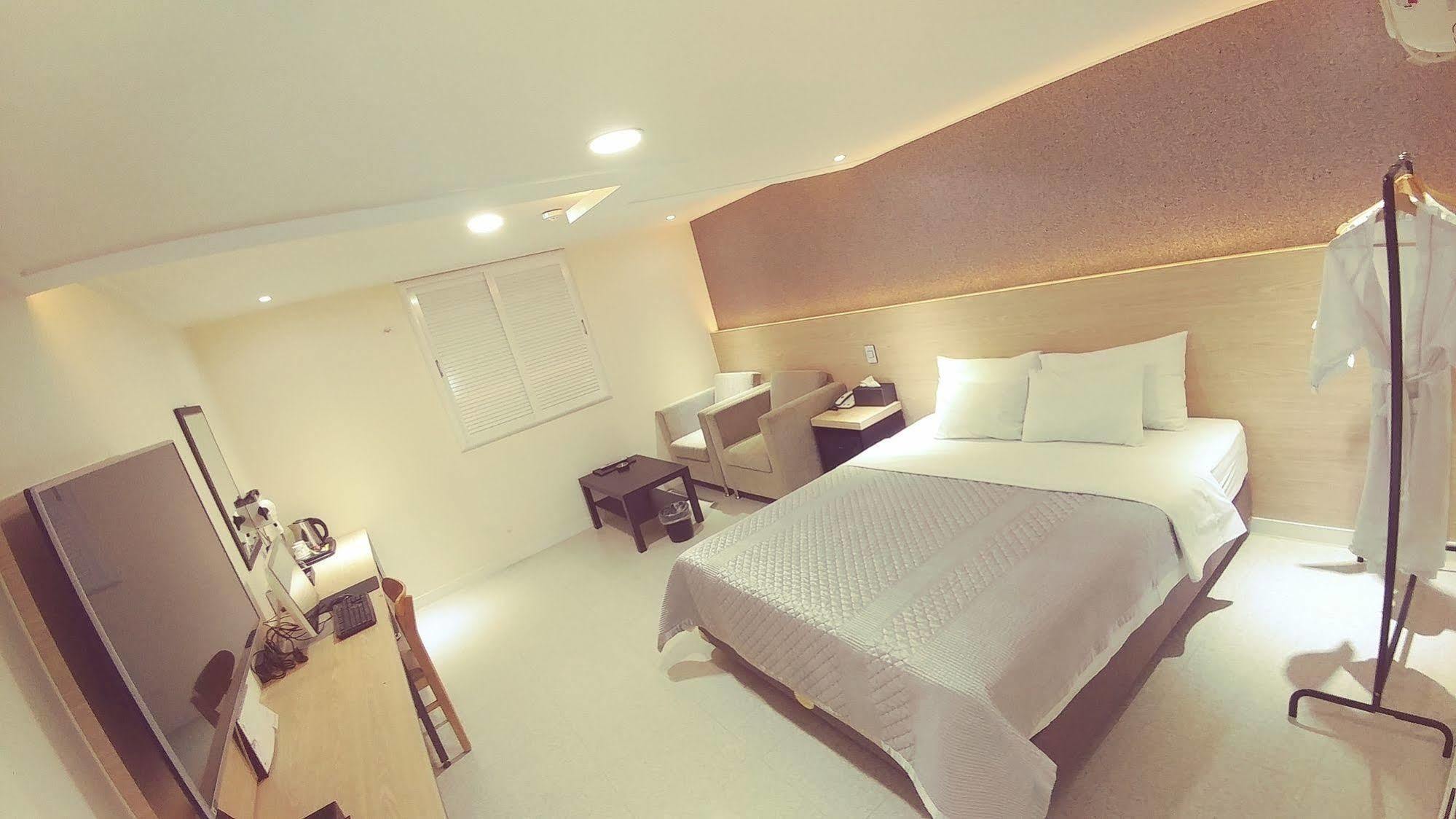 White Hotel Сувон Екстер'єр фото