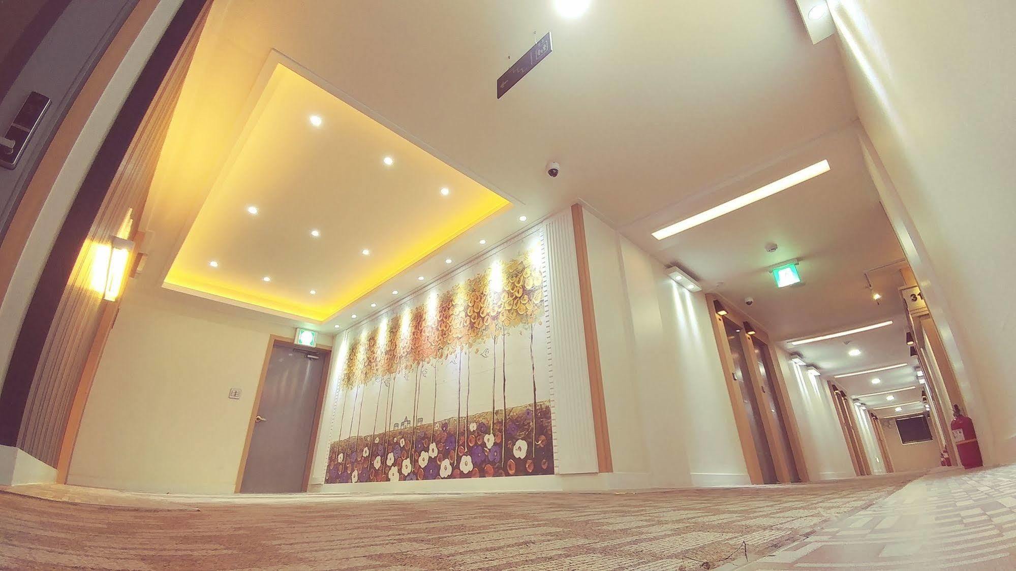 White Hotel Сувон Екстер'єр фото